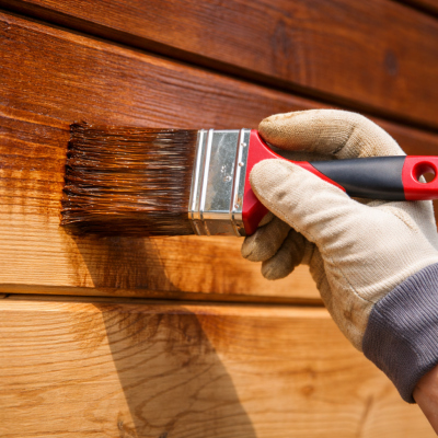 Lazura a lakierobejca – który produkt wybrać do drewna?
